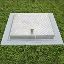 Modèle SA3-RI – trappe de sol en tôle larmée acier inoxydable ou bien en tôle gaufrée aluminium, étanche à la pluie, sur laquelle on peut marcher, carrée